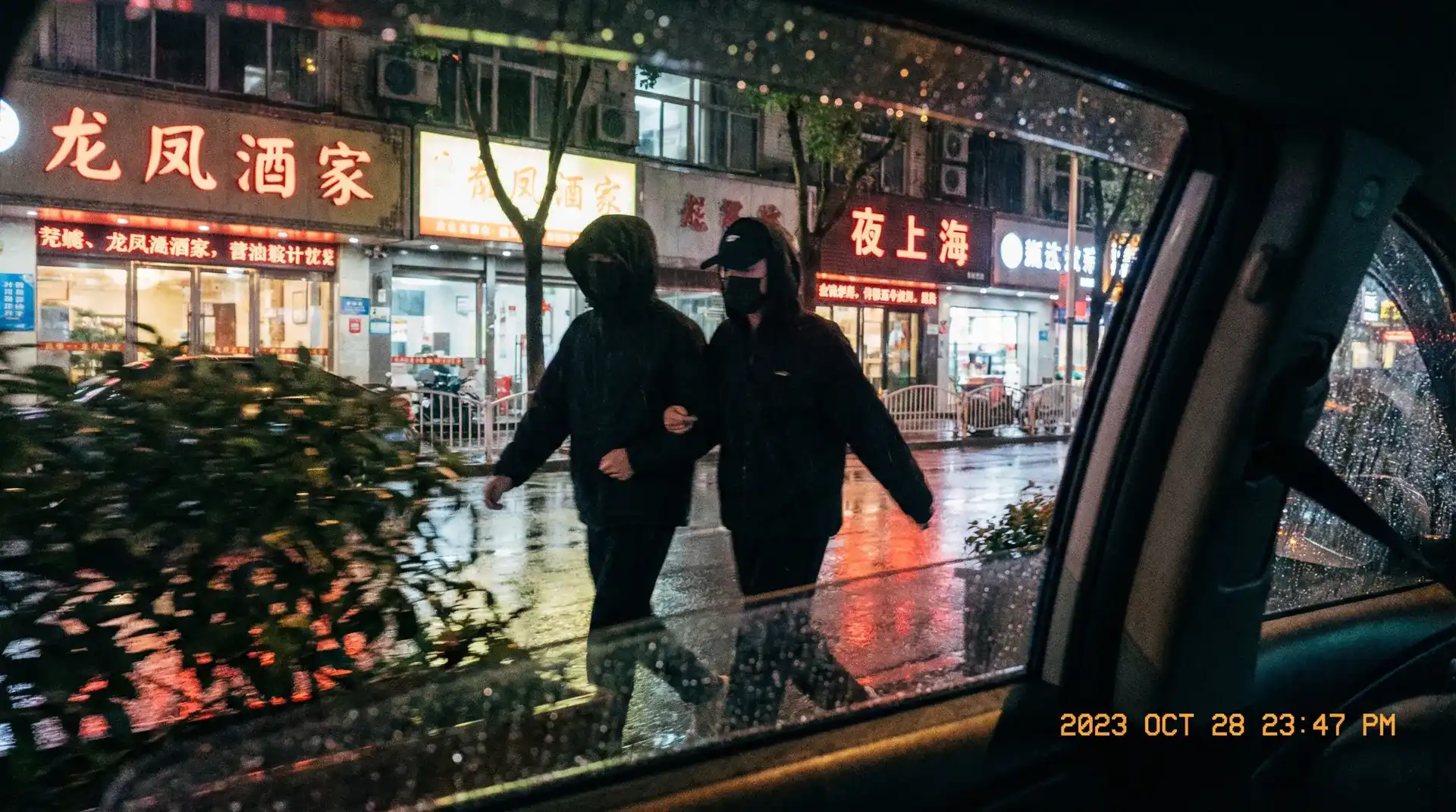 阿里体育平台 - 顶流明星深夜密会现场抓拍照片